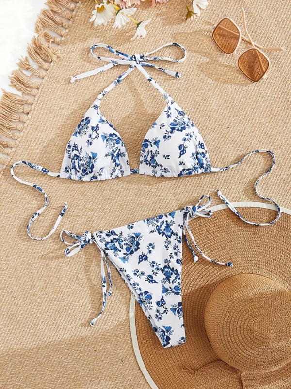 Set Bikini Dy Pjesesh per Femra – Dizajn Trekendesh me Lidhje dhe Print Floral Blu mbi Baze te Bardhe