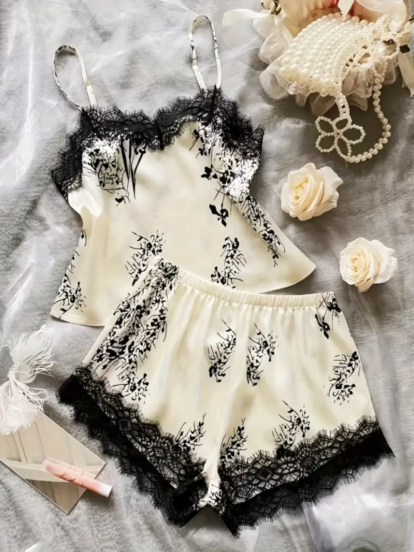 Set Pizhamesh Sateni me Print Lulesh për Femra – Elegant me Dantellë