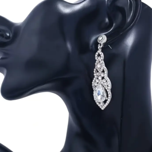 Bizhuteri Nura Collection për femra aksesorë elegant për femra Nura Bizhuteri moderne dhe stil Vathë dhe byzylykë elegant Koleksion bizhuterish Nura Collection