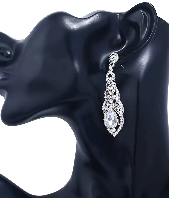 Bizhuteri Nura Collection për femra aksesorë elegant për femra Nura Bizhuteri moderne dhe stil Vathë dhe byzylykë elegant Koleksion bizhuterish Nura Collection
