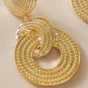 Bizhuteri Nura Collection për femra aksesorë elegant për femra Nura Bizhuteri moderne dhe stil Vathë dhe byzylykë elegant Koleksion bizhuterish Nura Collection