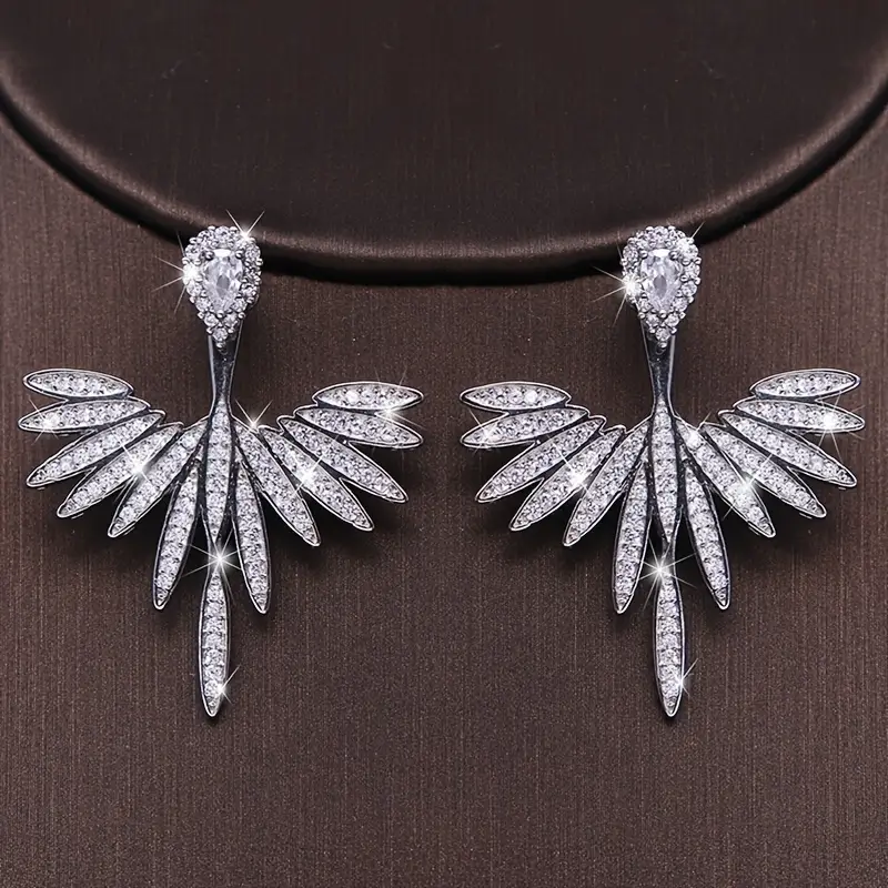 Bizhuteri Nura Collection për femra aksesorë elegant për femra Nura Bizhuteri moderne dhe stil Vathë dhe byzylykë elegant Koleksion bizhuterish Nura Collection