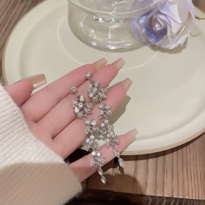 Bizhuteri Nura Collection për femra aksesorë elegant për femra Nura Bizhuteri moderne dhe stil Vathë dhe byzylykë elegant Koleksion bizhuterish Nura Collection