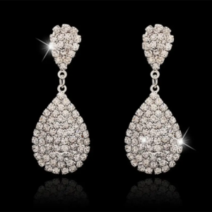 Bizhuteri Nura Collection për femra aksesorë elegant për femra Nura Bizhuteri moderne dhe stil Vathë dhe byzylykë elegant Koleksion bizhuterish Nura Collection
