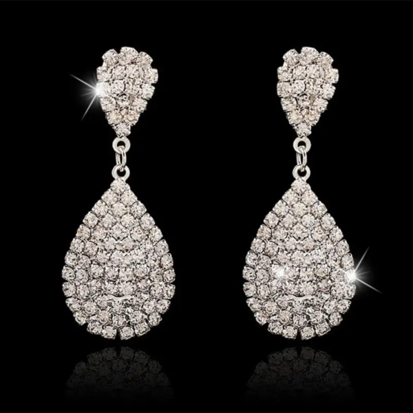 Vathë Luksoz Teardrop për Femra – Me Gurë Rhinestone që Shkëlqejnë