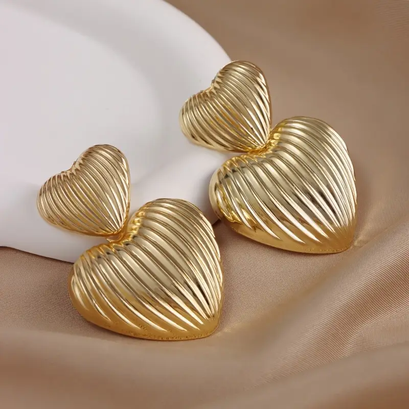 Bizhuteri Nura Collection për femra aksesorë elegant për femra Nura Bizhuteri moderne dhe stil Vathë dhe byzylykë elegant Koleksion bizhuterish Nura Collection