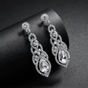 Bizhuteri Nura Collection për femra aksesorë elegant për femra Nura Bizhuteri moderne dhe stil Vathë dhe byzylykë elegant Koleksion bizhuterish Nura Collection
